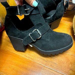 Pierre Dumas women's size 8 black booties